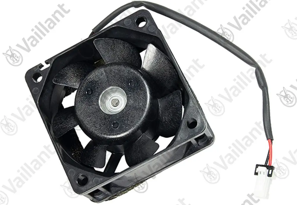 Vaillant-Lüfter mit schwarzem Gehäuse und mehreren Rotorblättern, ausgestattet mit einem Kabelanschluss für die Stromversorgung.